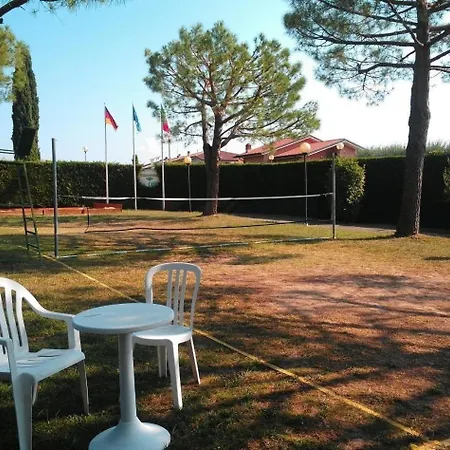Mit Garten Und Gemeinschaftspool