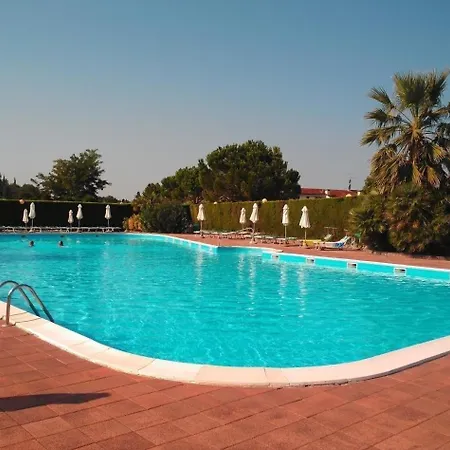 Mit Garten Und Gemeinschaftspool 公寓 *