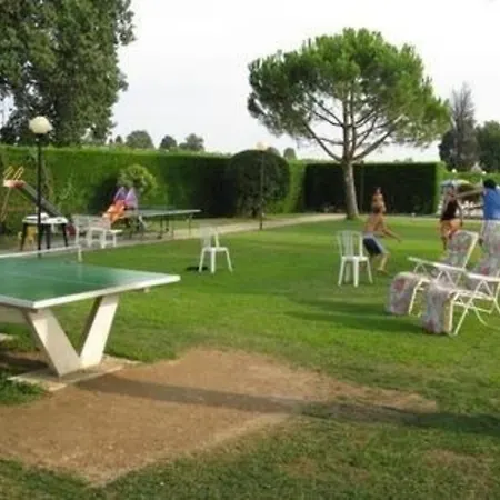 Mit Garten Und Gemeinschaftspool