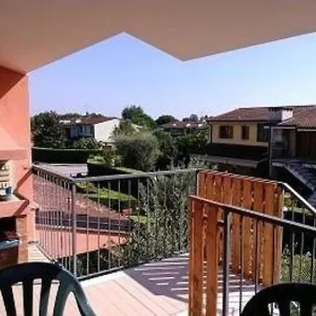 Mit Garten Und Gemeinschaftspool